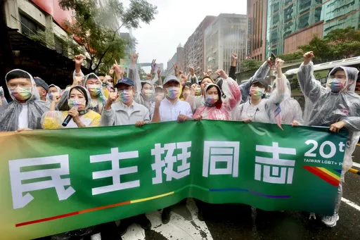 民進黨組隊挺同志 陳時中、陳建仁冒雨參加引歡呼