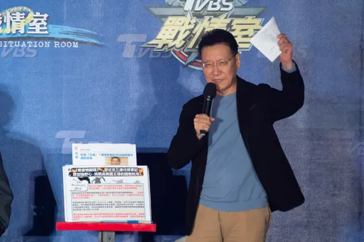 趙少康戶外高唱《台灣光復歌》  粉絲高舉男神牌