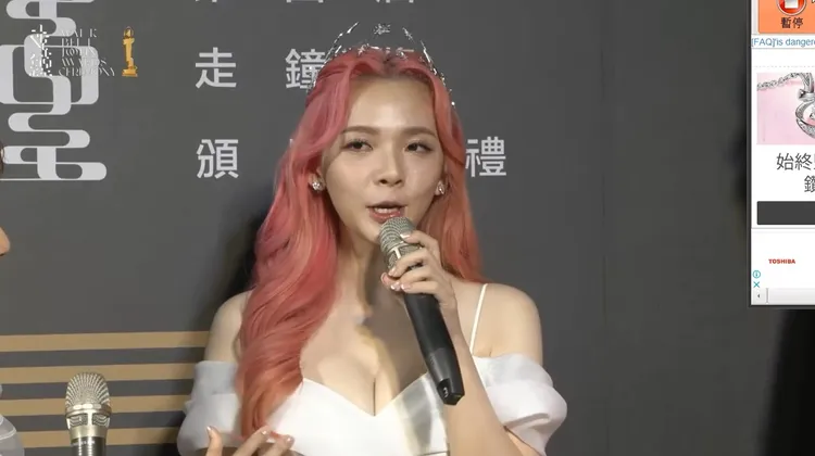 滴妹對這套禮服超滿意，「該露的都有露」。翻攝自YT頻道「上班不要看 NSFW」