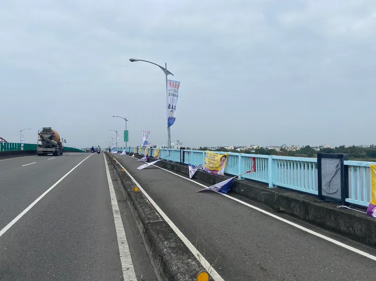 競選旗幟被割損後，有的沿路傾倒。警方提供