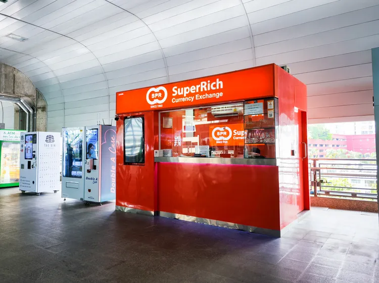 大家喜歡到匯兌所SuperRich換錢，以前用新台幣換泰銖的匯率也很漂亮，但現在已行不通。田欣雲攝