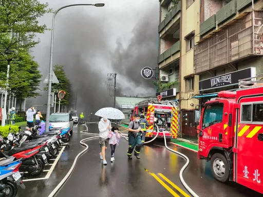 內湖汽修廠今晨惡火　火舌竄出！濃煙直衝逼路人閃避