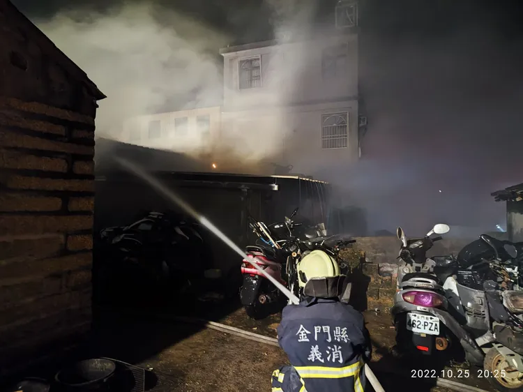 消防局共出動各式車輛20幾輛，消防人員40名前往灌救將火勢撲滅。金門縣消防局提供