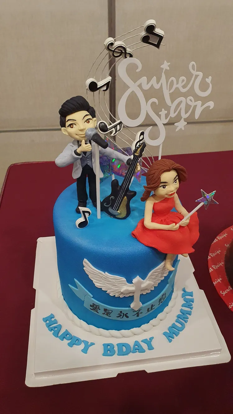 艾成與王瞳造型的蛋糕。黃國倫提供