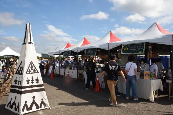 客家美食嘉年華攤位，安排客家粄仔美食區、青創及農特產區、新住民美食等，提供民眾大啖美食。苗縣政府提供