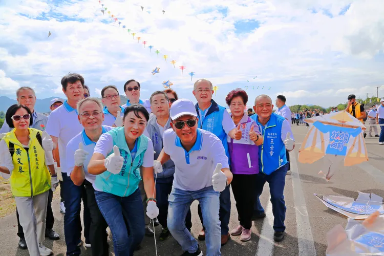市長邱鎮軍（戴帽者）和民代合力放飛風箏。苗栗市公所提供
