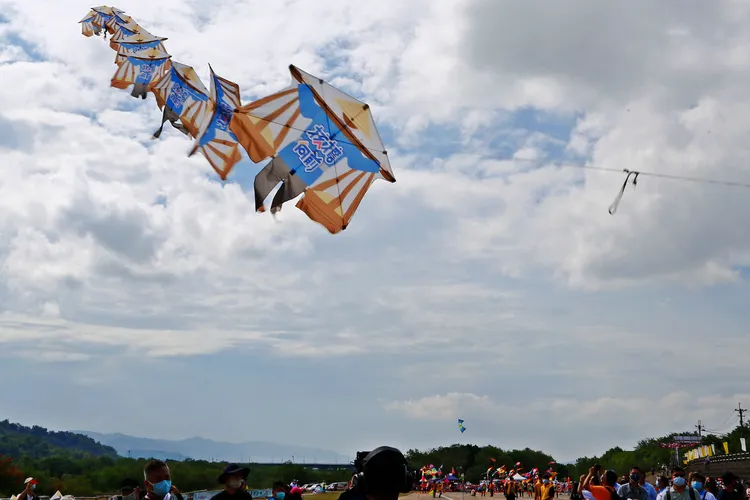 今年「㧡擔·向前」客家主題風箏，以扁擔串聯的大型風箏隨著風勢飛向空中，吸引眾人目光。苗栗市公所提供