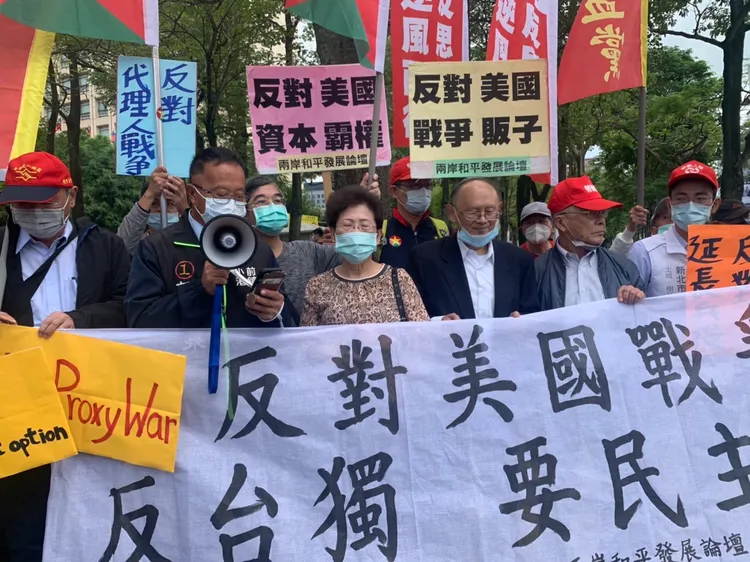 陳抗團體在現場喊口號反對蔡英文政府台獨。江孟謙攝