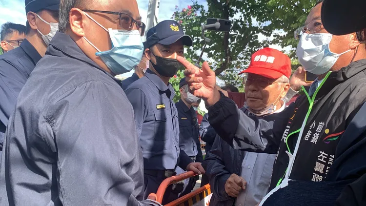 警方告誡現場抗議民眾勿使用擴音器，說會吵到隔壁市府，但陳抗團體不滿反嗆警察不讓人民說話。江孟謙攝