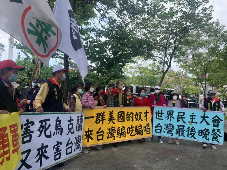 各反蔡團體在現場拉起看板、布條。江孟謙攝