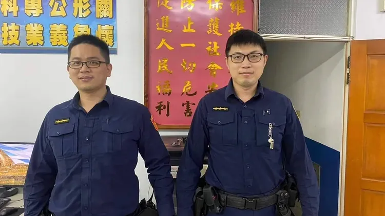 崙豐派出所警員林照凱(左)、林冠余協助黃牌重機騎士安全離開西濱快速道路。警方提供
