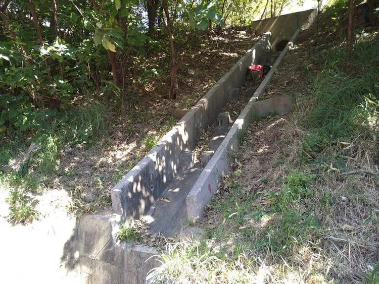 國道1號北上108公里、苗栗頭份路段，中午因路況壅塞，用路人意外發現邊溝躺一人，警方到場確認已死亡。翻攝記者爆料網