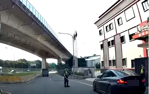 好一個守備Nice Play！台中BMW違規搶左轉　下一秒被警擊落