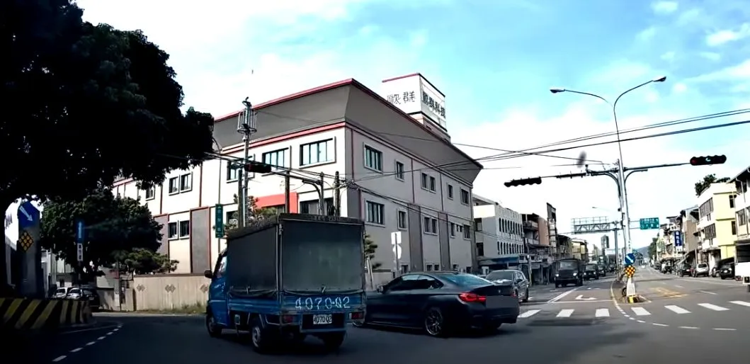 BMW違規併排搶左轉。讀者提供