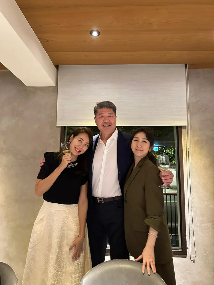 站在張嗣漢旁邊，賈永婕顯得嬌小。翻攝賈永婕臉書