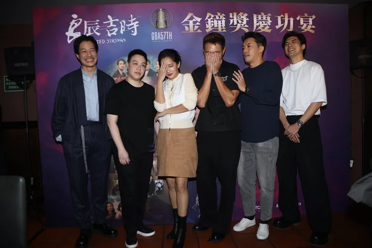 楊祐寧（右三）摃龜表情管理非常戲劇化。陳明中攝