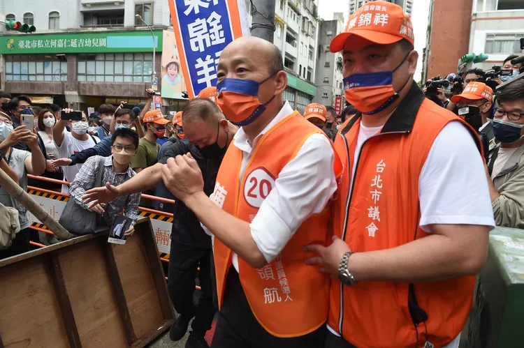 韓國瑜步入後台，沿途受到大量民眾熱情歡呼。林林攝