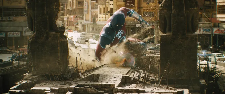 原子粉碎者能轉變自己的分子結構、控制自己的身體和骨頭密度，能變大到像摩天高樓一樣高。華納兄弟提供