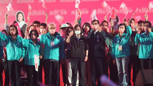 高雄模式要進步!蔡英文台上拉票 台下民眾急趕車