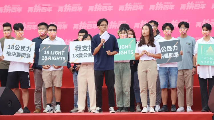 中山大學黃心怡、鳳新高中巫愷政等學生代表，支持18歲公民權。侯昌騰攝