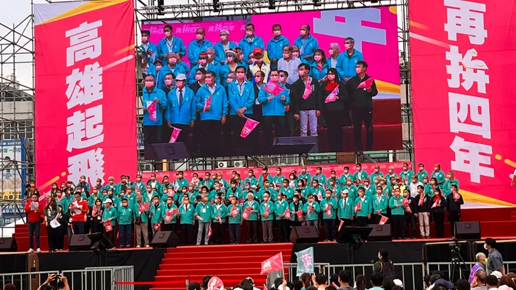 高雄挺陳其邁各級民代或前政壇人士排排站到場參加陳其邁競總成立大會。侯昌騰攝