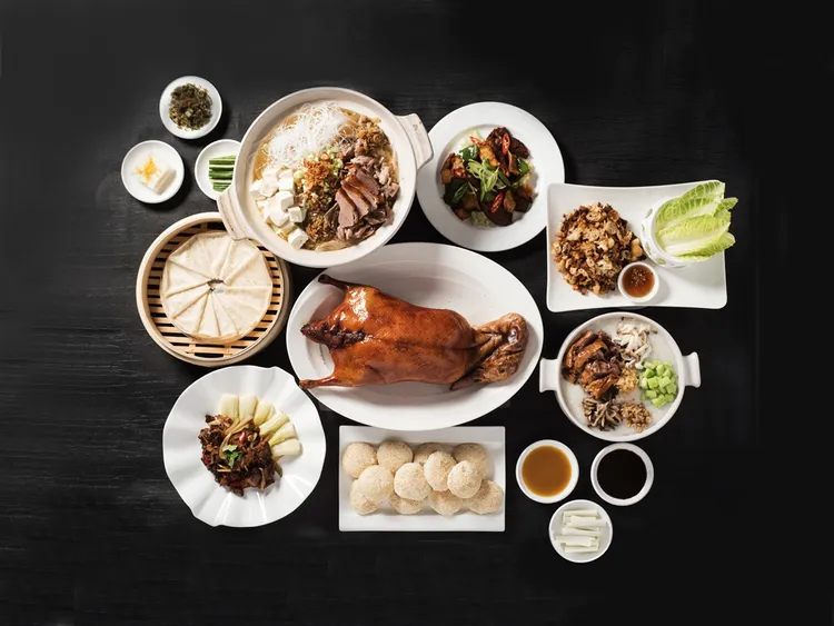 台北六福萬怡酒店旗下3家餐廳超值美食「美食通用餐券套票組」每套5,500元，可於敘日全日餐廳、粵亮廣式料理、大廳酒吧依不同張數兌換指定餐點。六福集團提供