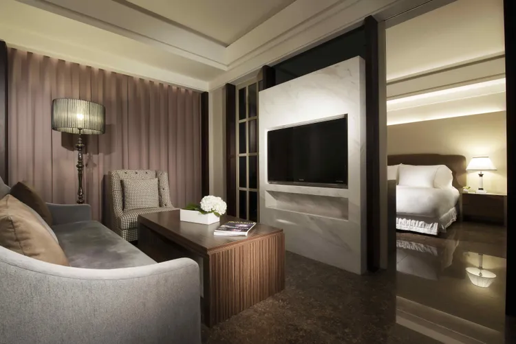 六福居緊鄰捷運中西南西商圈、當代藝術館，午後漫步昔日台北城區赤峰街、迪化街，高達18坪數的主臥空間，擁有都會豪宅般的舒適感。六福集團提供