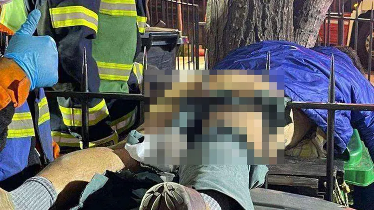 救援人員將男子架起準備鋸開圍欄。翻攝自推特