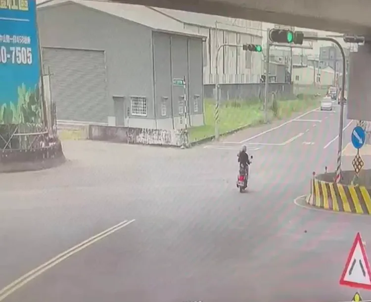 民眾騎機車時不慎掉落整疊千元鈔。讀者提供