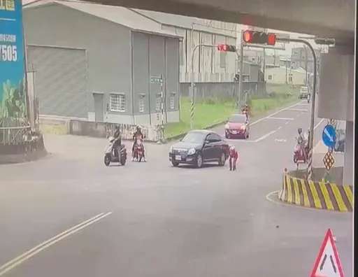 白花花千元大鈔沿路掉　3人下車撿錢全被拍！僅1人拾金不昧