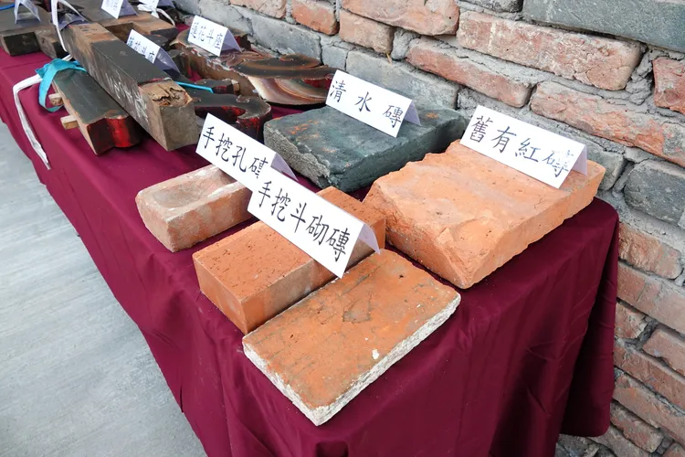 宜蘭市五穀廟各式磚塊。林泊志攝