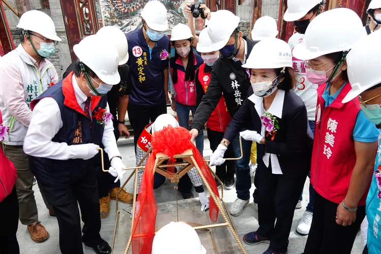 宜蘭市五穀廟今天舉行上梁典禮。林泊志攝
