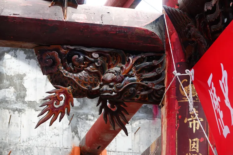 宜蘭五穀廟為木結構建築，上頭有許多富有吉祥意涵的雕刻與彩繪。林泊志攝