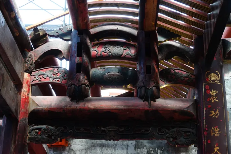 宜蘭五穀廟為木結構建築，上頭有許多富有吉祥意涵的雕刻與彩繪。林泊志攝