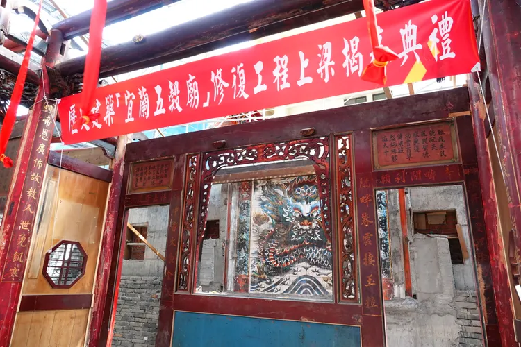 宜蘭五穀廟神龕上的花磚，是出自宜蘭市顏家之手。林泊志攝