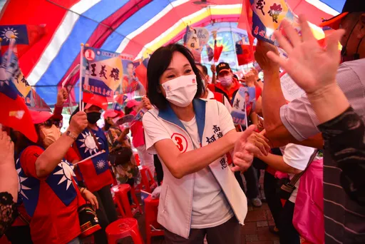 陸海作戰求突圍 柯志恩喊「支持陳其邁,票投柯志恩」
