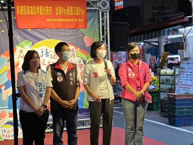 柯志恩拜訪夜市。柯辦提供