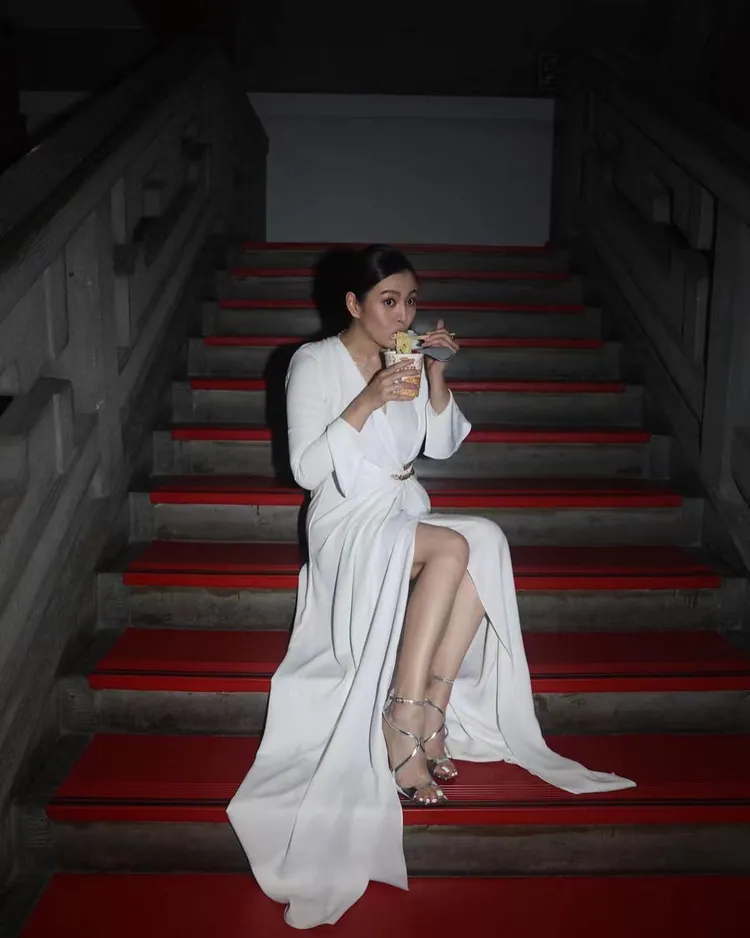 劉品言趁典禮廣告時間坐在樓梯上吃泡麵。翻攝劉品言臉書