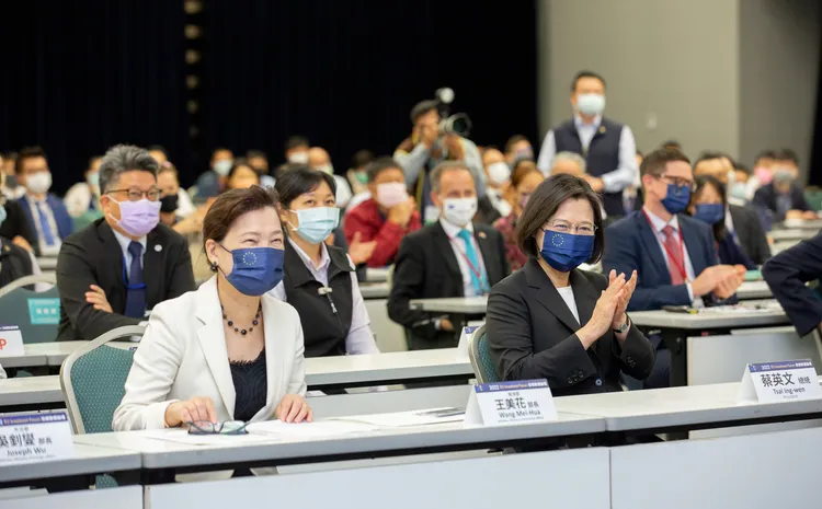 蔡英文台下聆聽，經濟部長王美花、外交部長吳釗燮、行政院政委兼國家發展委員會主委龔明鑫等人亦出席活動。總統府提供