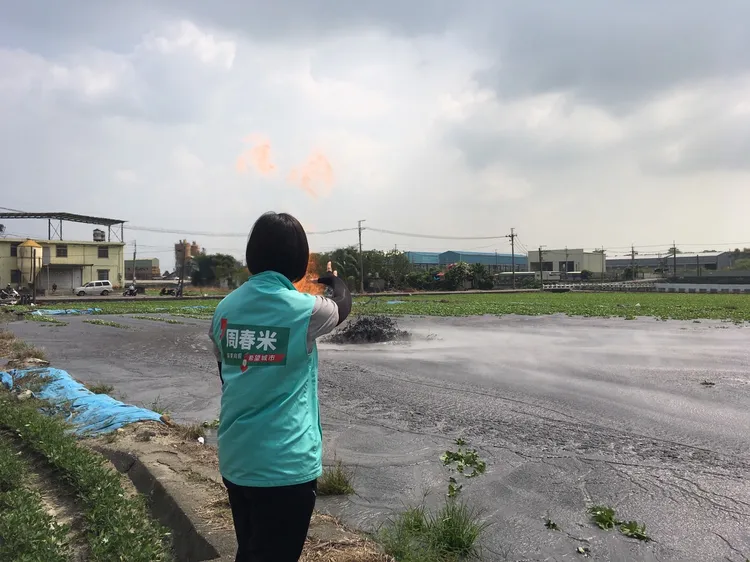 周春米團隊獲悉泥火山噴發，立即前往現場會勘。周春米競選總部提供
