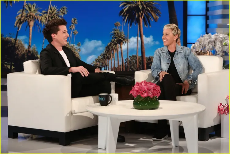 CP查理（左）也曾上過數次《艾倫狄珍妮秀》。翻攝NBC