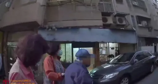 超暖心!8旬老翁水壩旁散步腿軟跌坐路口 熱心民眾夥同警方護送返家