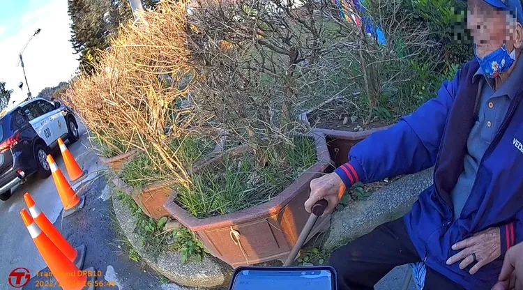 84歲劉姓老翁到石岡水壩散步，不慎跌坐路口，熱心員警查詢後送他回家。民眾提供