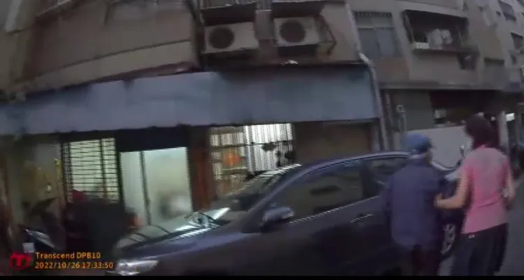 員警安全護送老翁回家。民眾提供