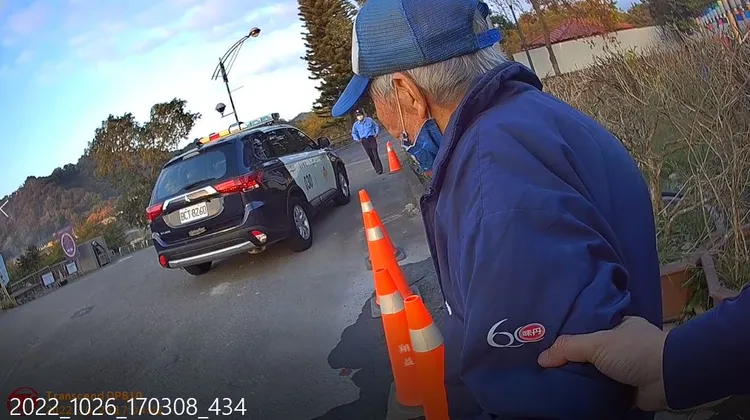 員警獲報後到達現場，以台語詢問姓名後得知住豐原，開巡邏車越區護送回家。民眾提供