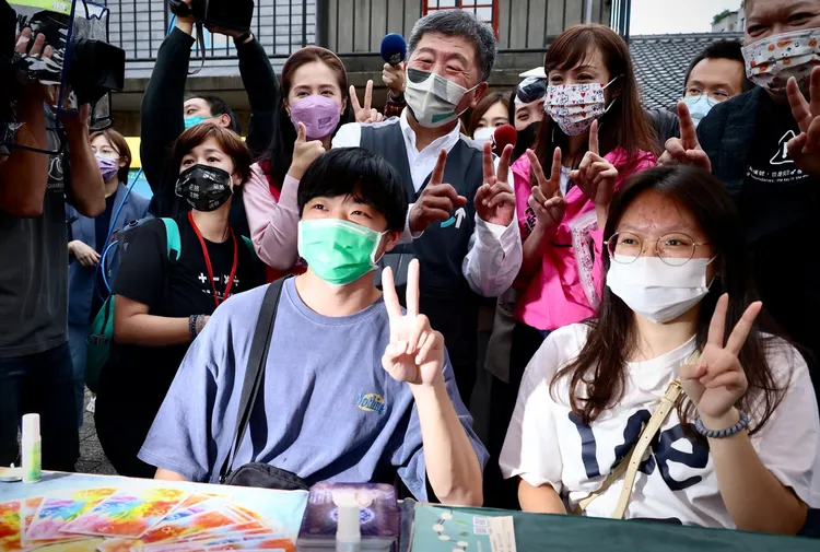 陳時中與粉絲合照，還不忘比出代表自己的12號。林林攝