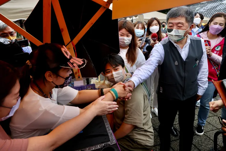 支持者搶著與陳時中握手。林林攝