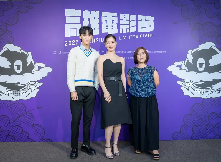 《小藍》演員葉廷麒（左起）、許乃涵與導演李怡芳出席高雄電影節。高雄電影節提供