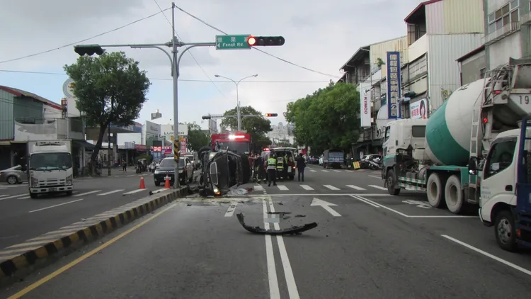 警方和消防隊員在車禍現場處理。警方提供