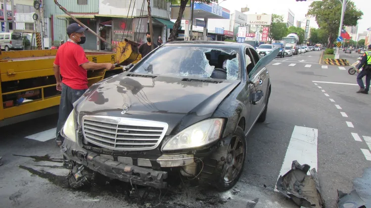 賓士車前保險桿脫落，擋風玻璃及駕駛座旁車窗玻璃破裂。警方提供